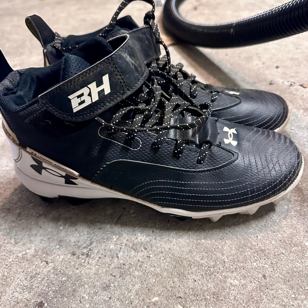 Men’s 8.5 under armour baseball cleats